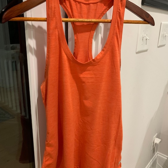 Vuori Lux Performance Tank - Picture 2 of 3